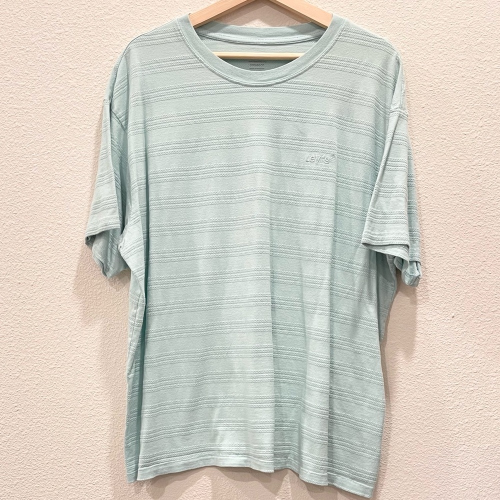 Pre-loved! Men’s LEVI’S Textured Vintage Fit Short Sleeve Shirt!